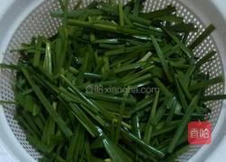 鱿鱼炒韭菜的做法图解1