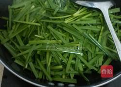 鱿鱼炒韭菜的做法图解3