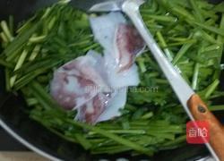 鱿鱼炒韭菜的做法图解4