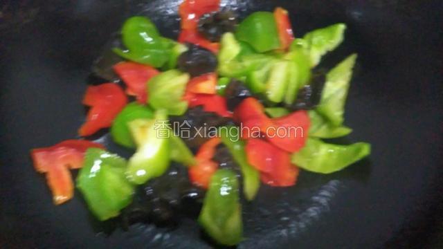 青，红椒，木耳过油