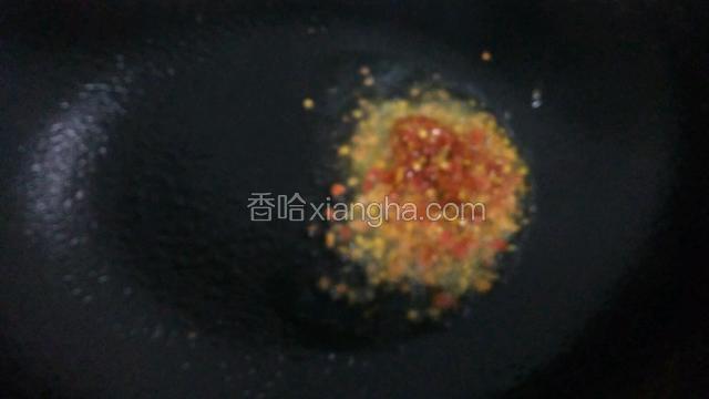 加入剁椒酱一勺炒香
