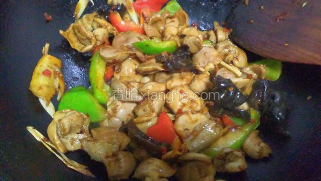 加入盐，鸡精调味翻炒均匀关火