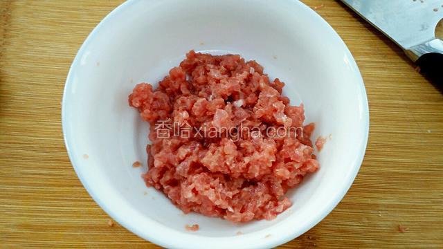 再放入一勺食用油拌匀后腌制20分钟。