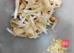 鲜鸡焖秀珍菇的做法图解1