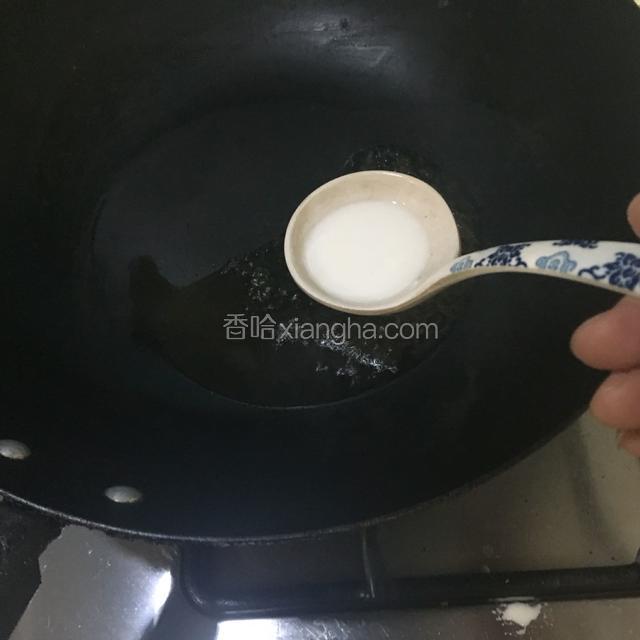 半勺调好的水淀粉，并快速搅拌勾成薄芡，