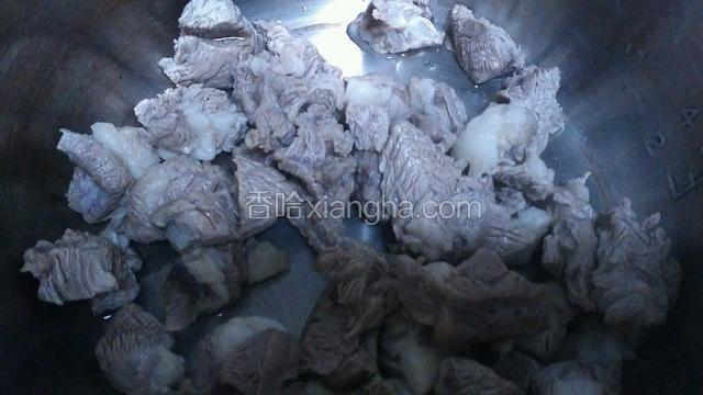 焯好后的牛肉放入高压锅内压熟