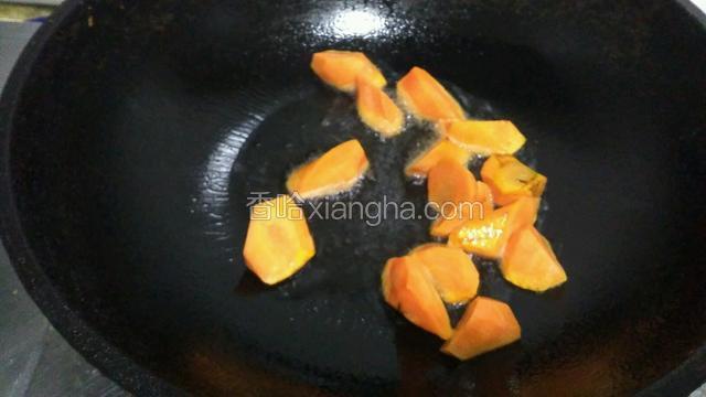 锅中做油先放胡萝卜煸炒