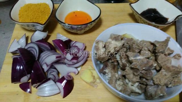 准备咖喱粉，辣椒油，牛肉，洋葱切块，酱油，姜