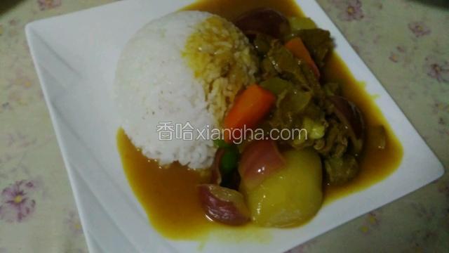 来碗米饭浇上咖喱土豆很棒呀