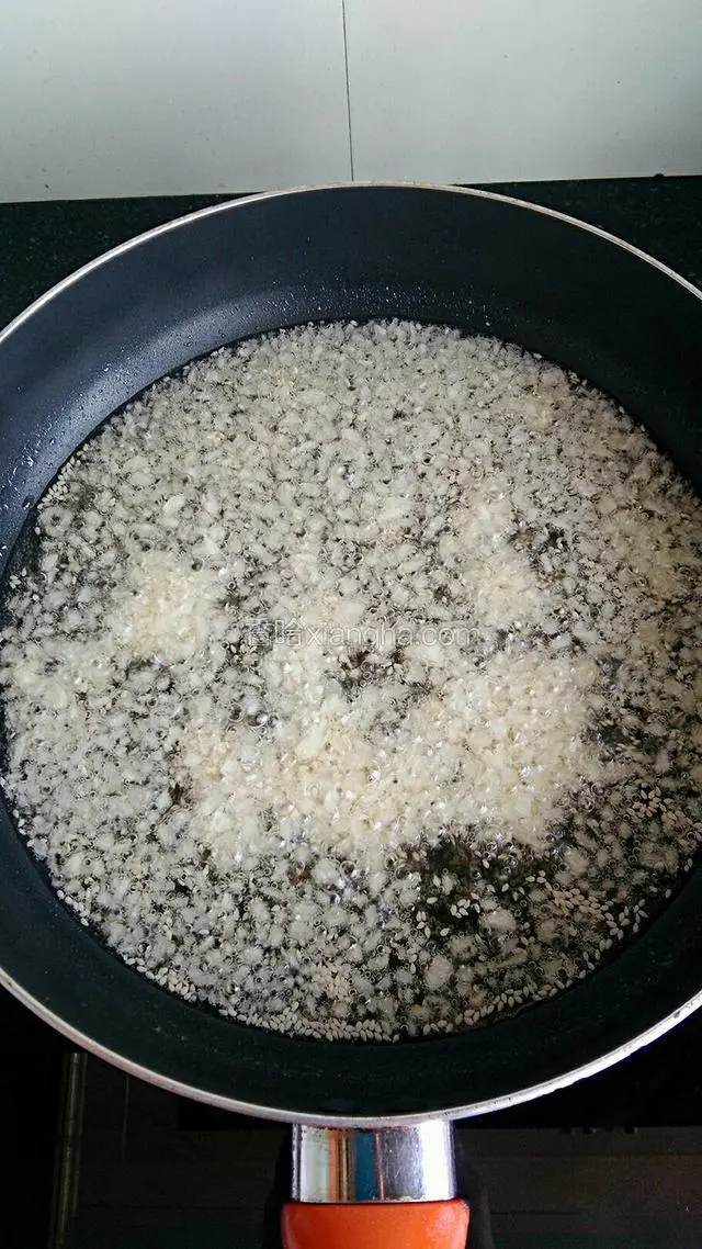 再倒入白芝麻。
