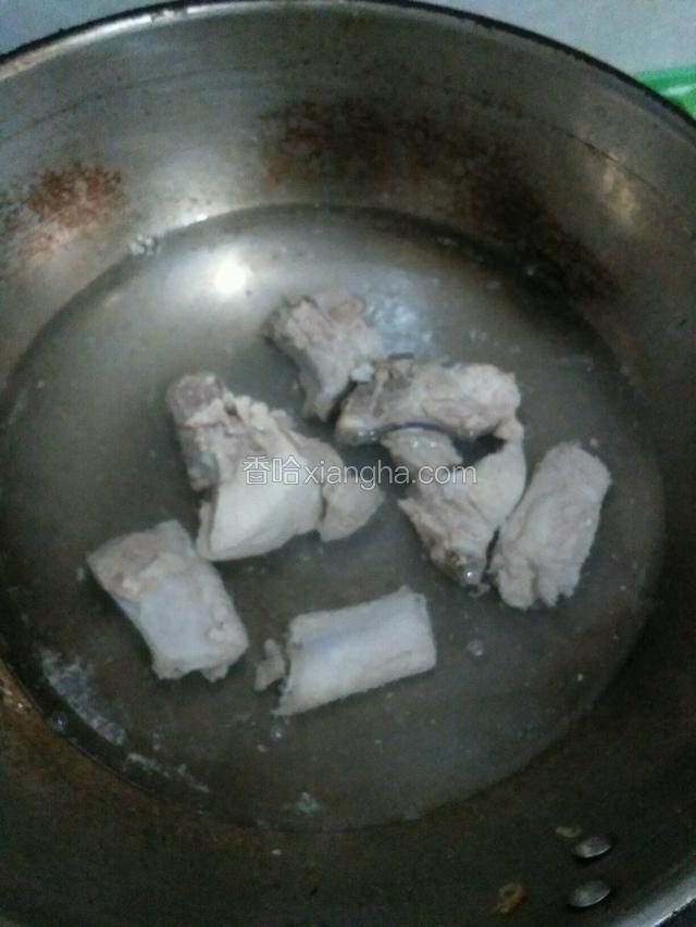 倒入开水焯过一遍