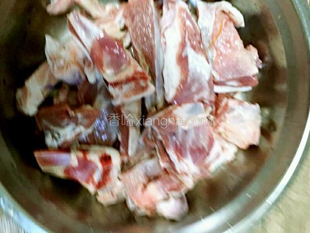 我用的是羊排骨肉，将肉切开备用。
