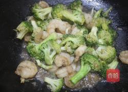 西兰花腰果炒虾仁的做法图解8
