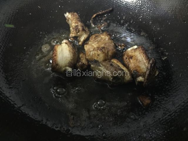 加入生抽.少许的糖.上色即可