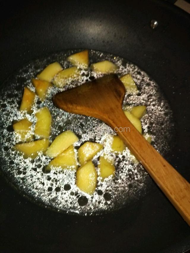 加入适量清水 小火慢煮15分钟