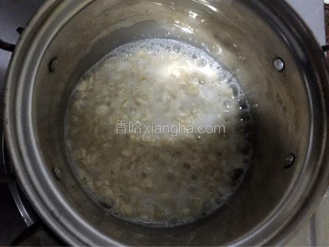 小火煮至燕麦片开花