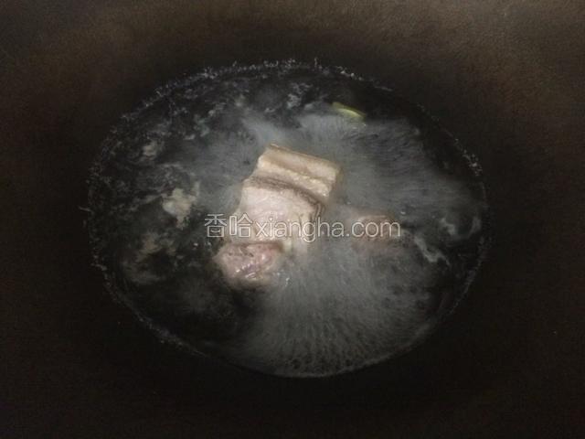 锅里倒入适量的清水，把五花肉放入锅中大火煮开后撇去浮末，放入生姜片中火煮5～8分钟，至筷子能插进肉里。