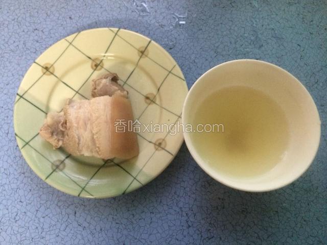 肉煮好后捞起来放凉，煮肉的汤留一点下来，一会炒菜可以用。