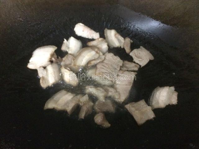锅里倒入少许油，放入五花肉煸出油来。
