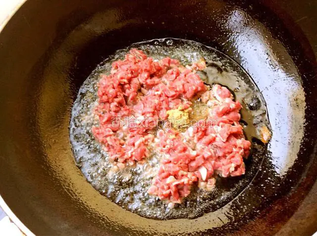 锅中加油烧热，放肉丁和适量的花椒粉翻炒一下