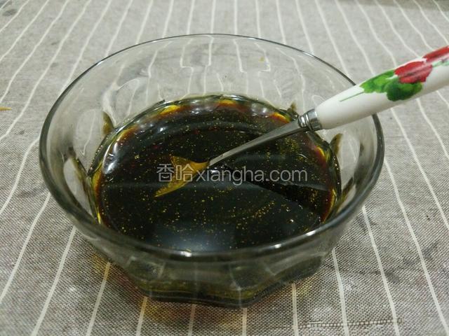 生抽,山茶油,料酒,蒸鱼油,盐倒入小碗中用小勺调均匀。