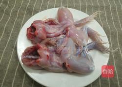 泡椒牛蛙的做法图解1