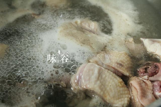 鸡块焯去血水备用。