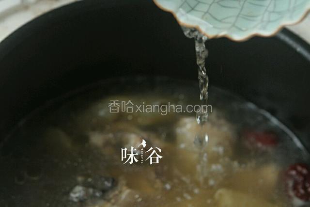 烧开10分钟后，加入米酒，转小火煲1.5-2小时。
