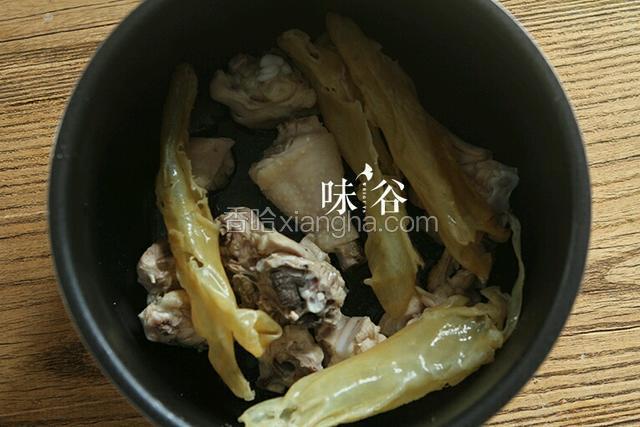 锅里放清水和姜片，加入鸡肉、花胶和花菇后大火烧开。