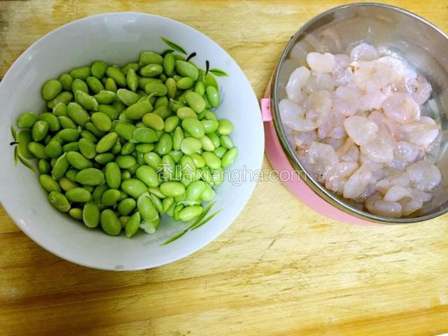 毛豆剥皮洗干净备用.虾尾去壳洗干净.加少许盐腌制10分钟即可