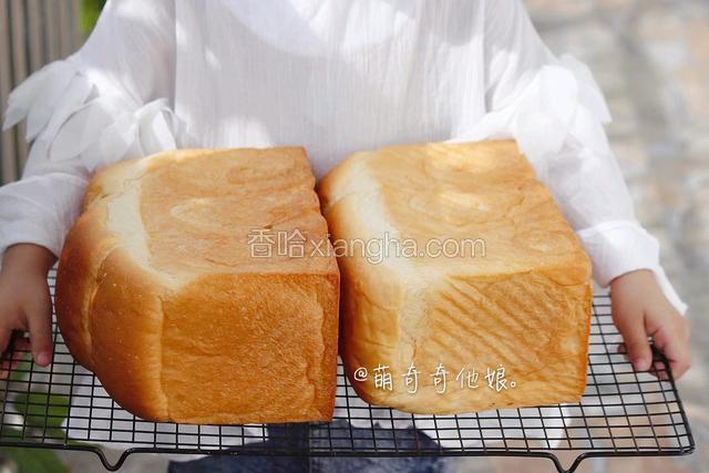 【土司二次擀卷】




第一次擀卷1.5-2圈，第二次擀卷2.5-3圈，切忌不要超过3圈。




如果圈数不够，土司的结构会很松散，烘焙张力较差，出来的组织龙洞会过大，卷的时候力度要轻。




擀卷力道要轻柔，如果面团湿度大可配合少许手粉或油，少许即可不可过量。个人觉得油最好用，整形时在操作台上滴一滴液态油，抹开即可轻松操作。