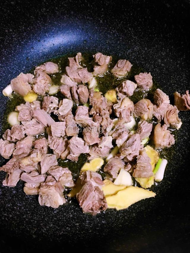 倒入牛肉翻炒片刻