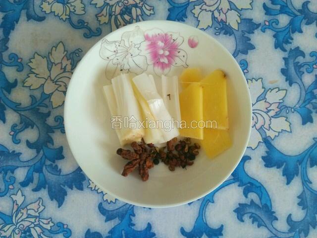 葱，姜切段，准备花椒，八角。