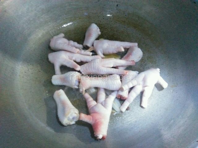 倒入鸡爪，加一点饮用水煸炒。