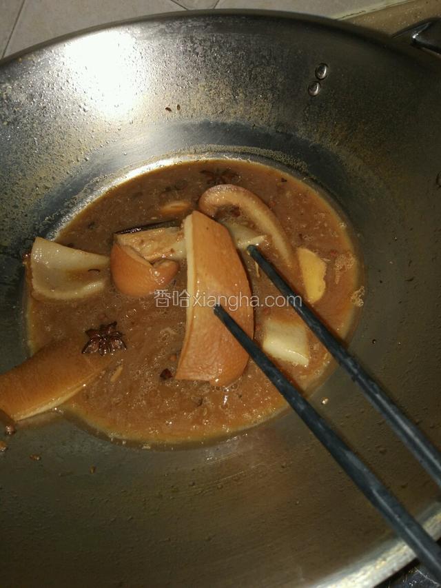 水变少，猪皮也很软了，可以轻松用筷子插进去！