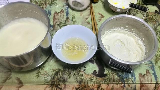 从冰箱拿出吉利丁片倒掉水隔热水融化成液体冷却下来混合于芝士糊中翻拌均匀