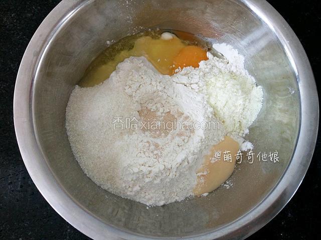 先将除黄油和清水外所有材料放入盆中，先粉类，在面粉中间挖个坑放酵母，和糖分开。




【酵母使用】夏天建议酵母使用2-2.5g左右，当糖量在面团中超过7%（以面粉计算），就要使用耐高糖高活性酵母，并使用冰牛奶和冰鸡蛋来进行和面以减慢发酵速度。