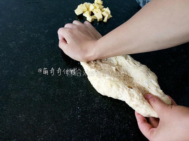 左手按住面团一头，右手掌根用力将面团另一边搓出去。