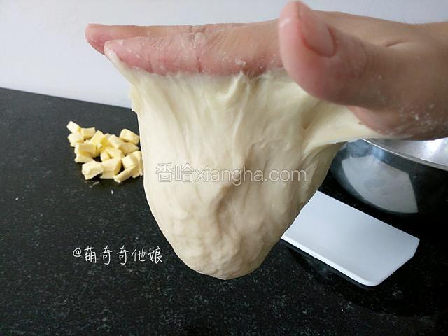 【面团湿度判断】




面团压在手心，倒扣不掉落。因为面粉吸水性不同，所以这个时候就视情况将之前预留出的液体来调整面团湿度，太干了就加液体直至达到标准。




手套膜的关键就是湿度，如果面团湿度没达到过干，那揉再久也白搭，成品面包也不会好吃。




湿度很重要，请重视！！！