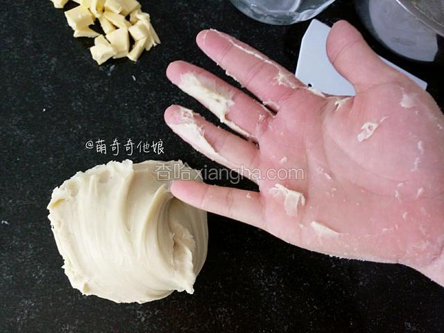 扯掉面团手上会有面糊残留，但将面团在手上转动几圈，手又回到干净状态。湿度非常关键，请自行判断好！干了就加牛奶或水调整。




【面团冷藏】湿度达标后包保鲜膜放冰箱冷藏20-30分钟。冷藏这一步并不是为了发酵，而是为了改变和破坏面团组织原来的结构，更容易出膜。




冷藏适用于夏季高温时候，室温低于25℃的时候就忽略此步骤。