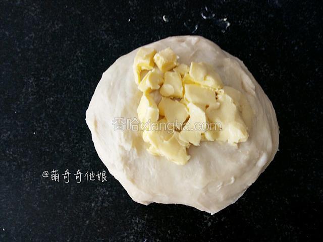 加入软化的黄油。