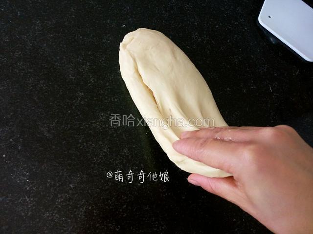 用手捏住面团一头摔在桌面上。




用快速摔打面团至面筋网络形成。熟练的话10-15分钟就出膜，要注意体会那种特别绵软的手感。摔打时间尽量控制在30-40分钟之内，不要过度摔打。




面团中的油脂添加一般应在面团形成以后，但面筋还未到扩展时加入，这样油脂和面筋与淀粉之间形成一层薄膜，而使面筋更为柔软，且能保持面团中的气体。所以从冰箱取出面团即可加入黄油。




面团会越摔越长，如果越摔越干，要添加水或牛奶。




面团会越摔越软，有种绵软感，像捏气球那种绵软柔弹，此时说明面团的柔韧度已经到了扩展阶段。