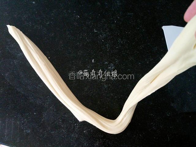 盐揉匀后再摔打几分钟就会达到完全阶段了。




【撑手套膜技巧】面团连续再摔十次，用摔在台面上的面最尖端来撑手套膜，用刮刀切下一小块，将面团慢慢往越大越薄里扩展，面越提越薄越透明，手套膜就出来了，撑开的破口边缘整齐光滑，那成功了。




若湿度达标了，面团有绵软的手感，破口边缘光滑，即使撑不出漂亮手套膜也别摔了，只能说明你不会撑手套膜。




好的手套膜不是越薄越好，而是薄而富有弹性与韧性，撑开不容易破口才是最完美的，如果撑开很薄但易破说明揉面过度，过度揉面会导致面包筋力不足而长不高。




