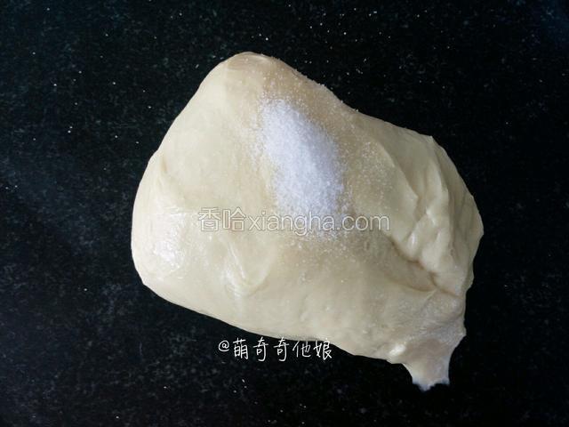 在面团未达到完全阶段前加入盐，也就是摔个几分钟后就可以加入了。【后盐法的作用】这个时候就可以加盐了，继续揉摔几分钟就出膜了。




后盐法的盐最好在面团的面筋达到扩展阶段后但尚未完全阶段之前加入，一开始加入也可以的，盐是吸湿剂，会吸收水分使面团收紧，让面筋网状完全发现，还可以使面包屑的颜色洁白一点。




盐在面包中的作用：平衡制品的味道，使面包缩小和减慢面团的发酵过程，同时可为面包皮增添颜色。