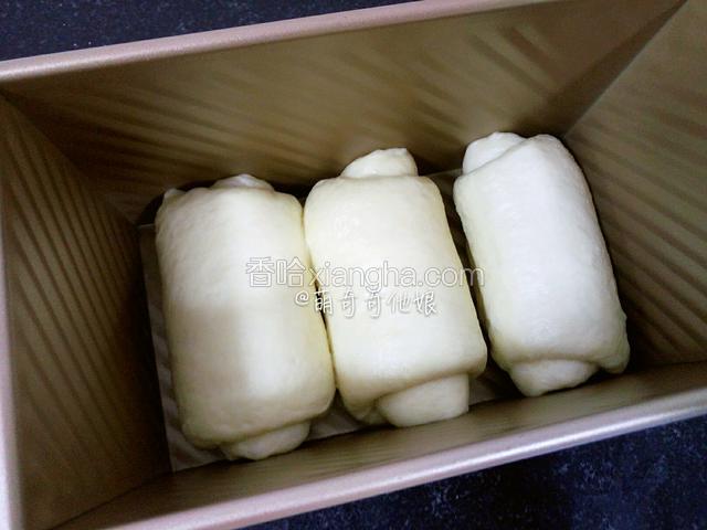 一发好的面团取出在案板上折叠排气，然后分割滚圆整形，排入土司模。




【土司面包的发酵】




土司发酵比普通面包要求更高，一发保证1-1.5小时时增大一倍，不要过快且最好只能大一倍，这个时间和增大体积把握不好，会直接影响二发的爬高。




排气整形后进入二发，要长到八九分满，面团基本上要增大近3倍，普通面包只需增大1倍，所以土司二发时间比普通面包二发40-60分钟会翻倍。




不管是一发还是二发，只要是发酵，速度慢一点组织才会细腻，发酵膨胀的支撑力才比较强，才有力量实现烤制时继续爬高。




温度过高快速进行一发且膨大不止一倍，后面二发和烤制必然会出现普通泄气一般的面团塌陷情况。




这就好比长跑，你一开始就拼命用力，到后面就会体力不支。




另外二发时可以在表面刷点儿水或橄榄油，或者用保鲜袋盖好，以免表面变干，这样烤出来的面包表皮才不会过硬。