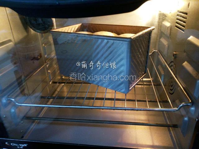 二发好就可以送入预热好的烤箱烘烤了，土司我一般用180度烤5分钟再转175度烤35-40分钟，另外盘烤面包体积小烘烤时间不宜过久以免干硬，我一般都是160-180℃烤20-25分钟左右！




每个人烤箱脾气不同，不要一味照搬别人的菜谱，要自己把握，最好买个温度计放烤箱内监测！这也是为什么很多菜谱中都会提到烘烤时间和温度仅供参考的原因！