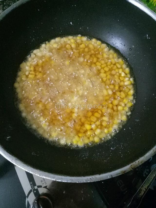 接着倒入刚才烧热的油小火炸制三分钟。