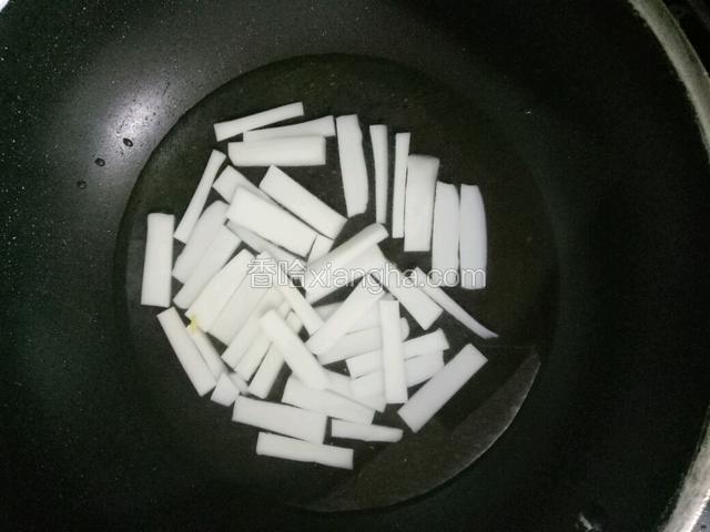 锅中注入清水下年糕煮熟。