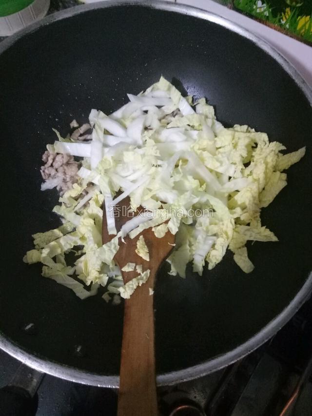 肉丝一转色就加入白菜继续煸炒。