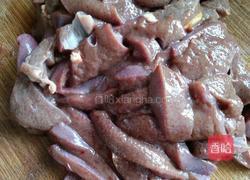 芹菜猪肝的做法图解1